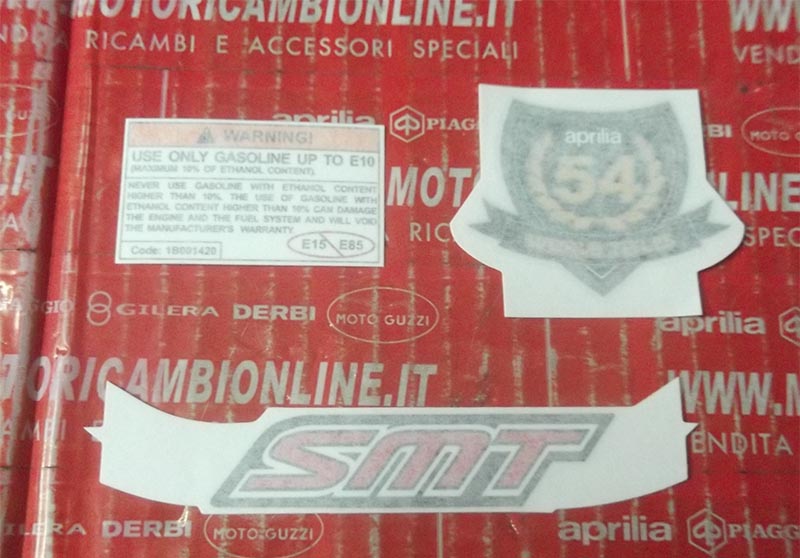 Decalco 54 WORLD TITLES Per Aprilia Dorsoduro RSV4 e Tuono V4 Codice 2H000874